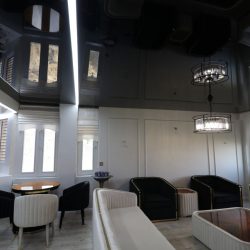 سقف مشکی براق در پذیرایی