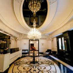 سقف کشسان با لوستر